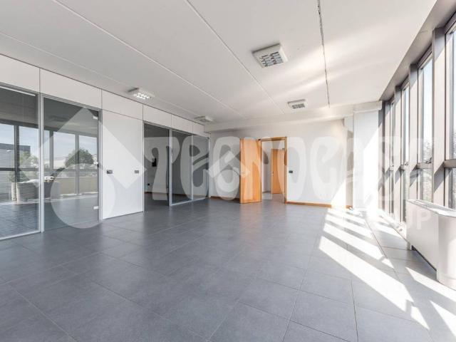 Locale Commerciale in affitto a Tresinaro - Secchia, Re