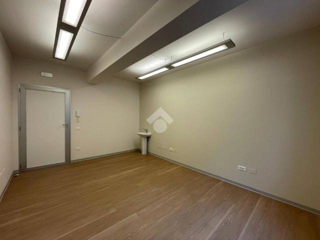 Locale Commerciale in affitto a Tresinaro - Secchia, Re
