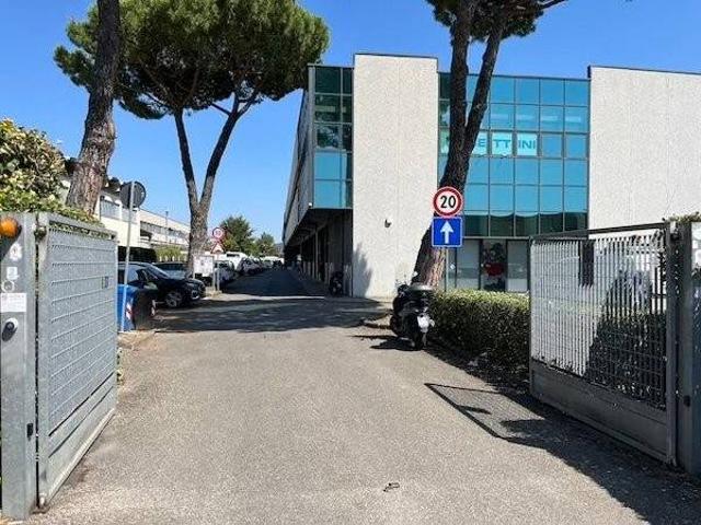 Locale Commerciale in affitto a San Colombano, Scandicci