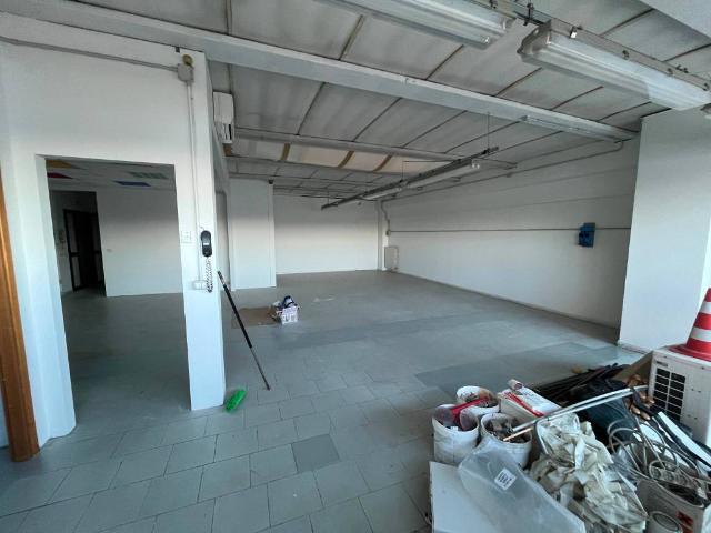 Locale Commerciale in affitto a San Colombano, Scandicci