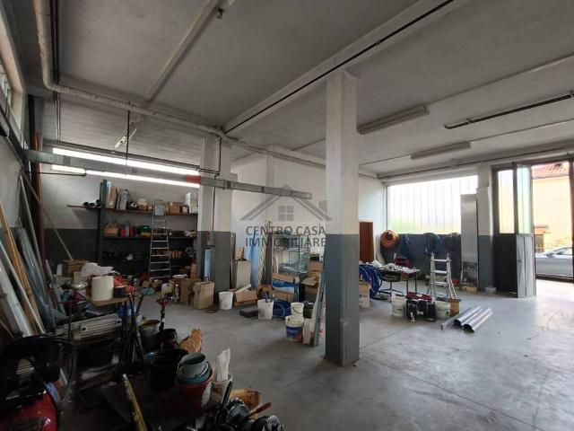Locale Commerciale in affitto a Scanzorosciate, Lombardia