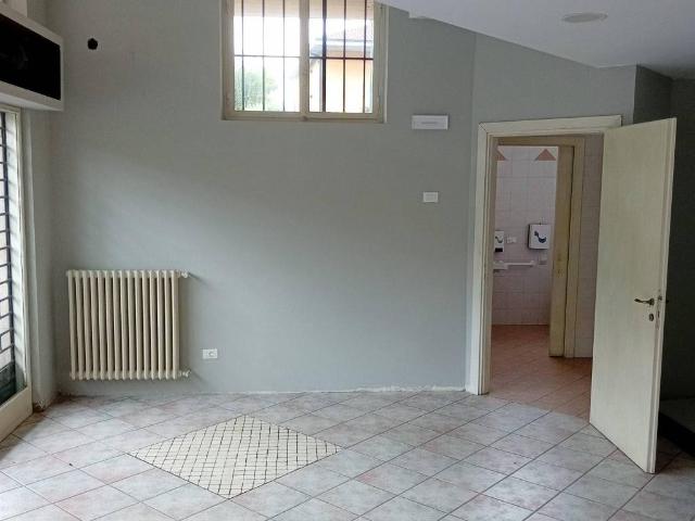 Locale Commerciale in affitto a Scanzorosciate, Lombardia