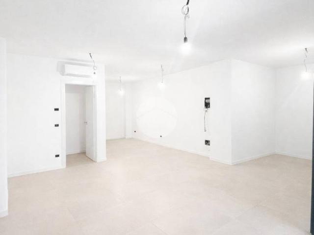 Locale Commerciale in affitto a Scanzorosciate, Lombardia