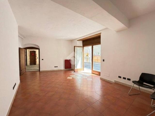 Locale Commerciale in affitto a Cascina Uccellanda, Scanzorosciate