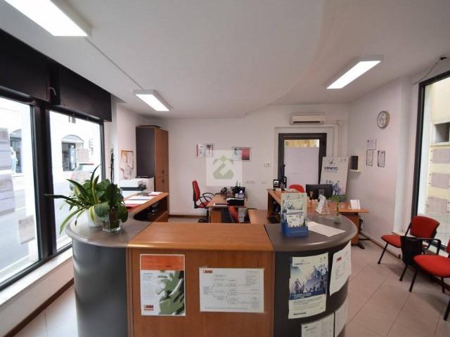 Locale Commerciale in vendita a Schio, Veneto