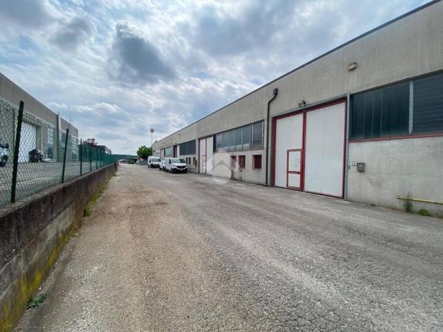 Locale Commerciale in affitto a Schio, Veneto