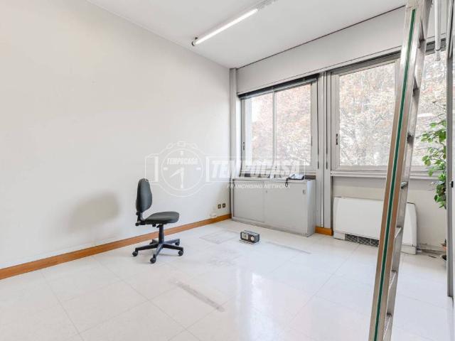 Locale Commerciale in affitto a Rovagnasco, Segrate