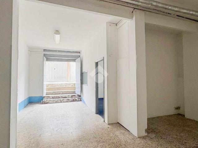 Locale Commerciale in affitto a Rovagnasco, Segrate