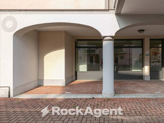 Locale Commerciale in affitto a Rovagnasco, Segrate