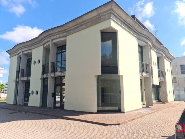 Locale Commerciale in affitto a Tencarola, Selvazzano Dentro