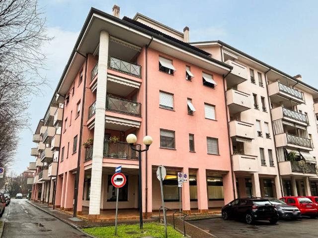 Locale Commerciale in affitto a Senago, Castelletto
