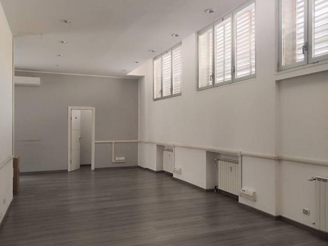 Locale Commerciale in affitto a Senago, Lombardia