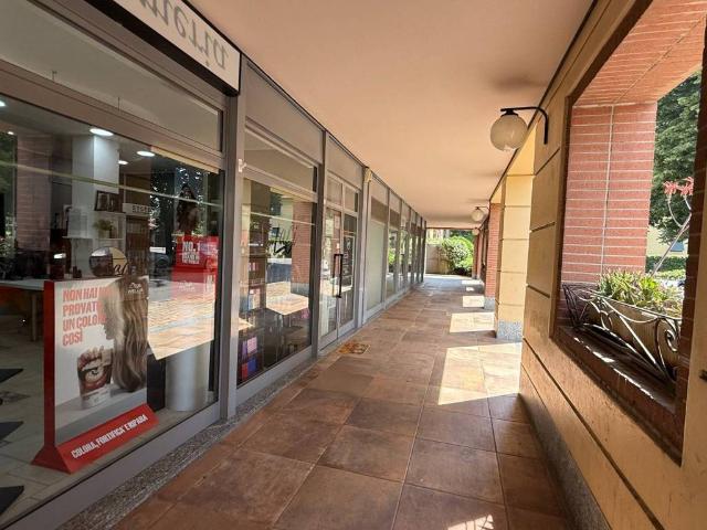 Locale Commerciale in affitto a Castelletto, Senago