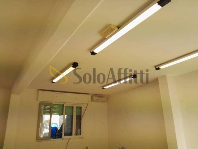 Locale Commerciale in affitto a Marche, Ancona