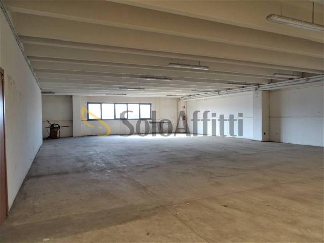 Locale Commerciale in affitto a Cesano, Marche