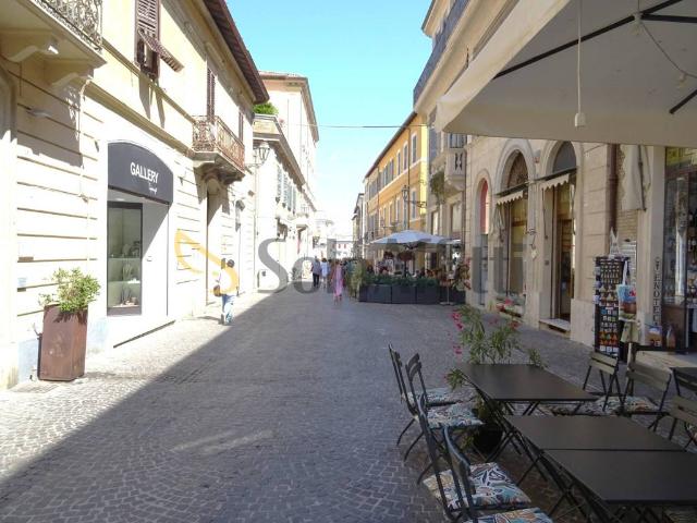 Locale Commerciale in affitto a Rione Porto, Marche