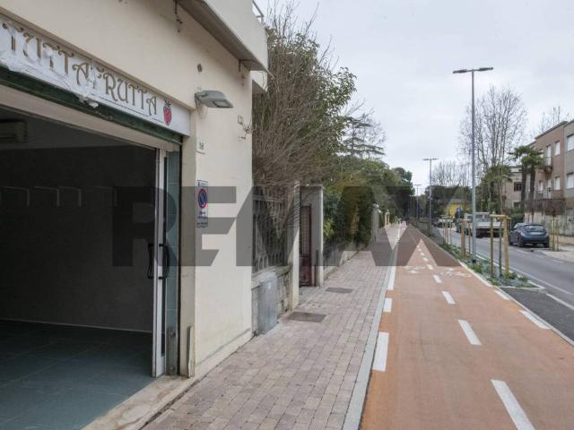Locale Commerciale in affitto a Marche, Ancona