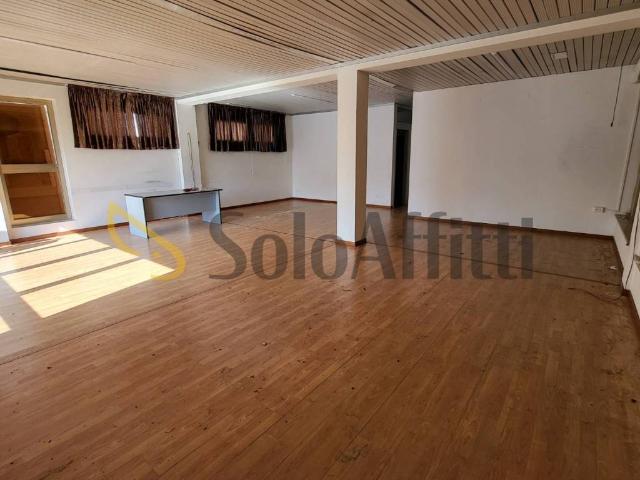Locale Commerciale in affitto a Cesano, Marche
