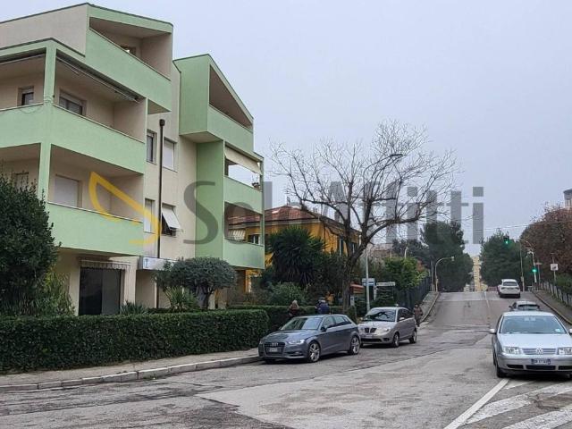 Locale Commerciale in affitto a Marche, Ancona