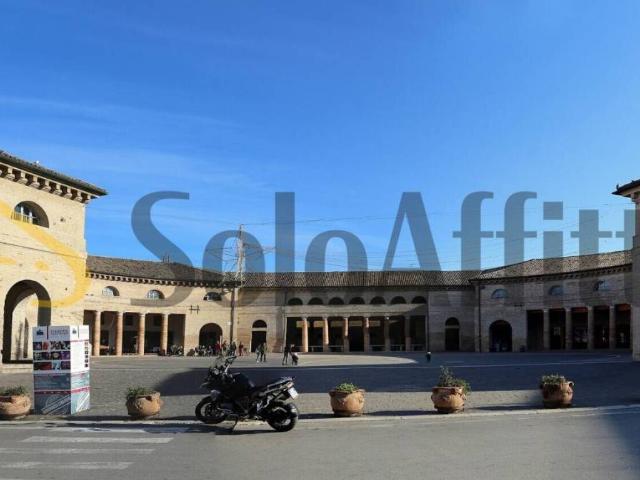 Locale Commerciale in affitto a Marche, Ancona