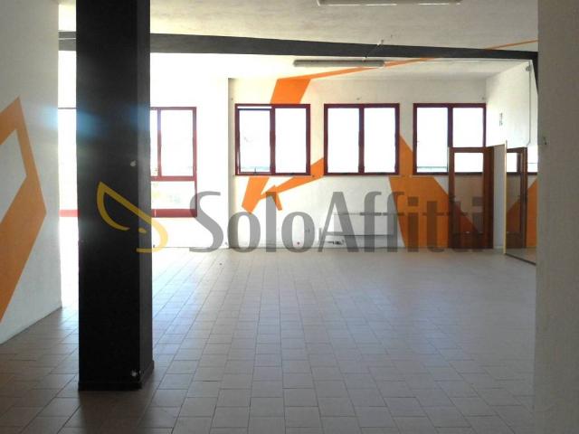 Locale Commerciale in affitto a Senigallia, Ancona