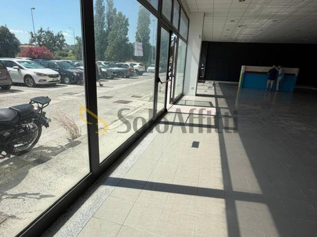 Locale Commerciale in affitto a Cesano, Marche