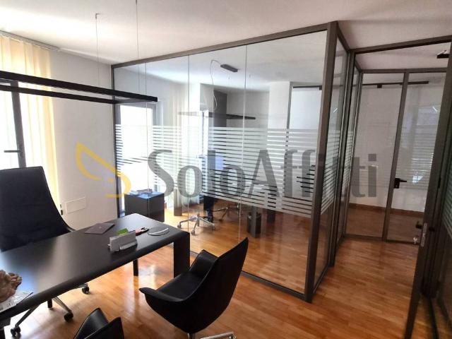 Locale Commerciale in affitto a Rione Porto, Marche