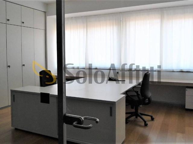 Locale Commerciale in affitto a Cesano, Marche