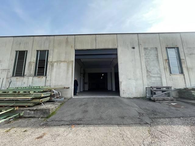 Locale Commerciale in affitto a Senna Comasco, Lombardia