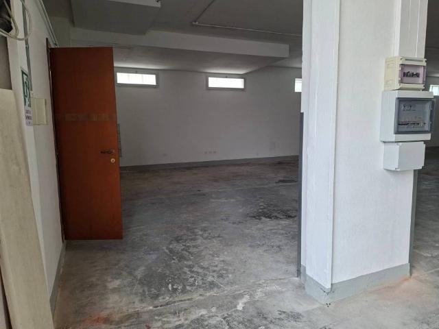 Locale Commerciale in affitto a Seregno, Lombardia