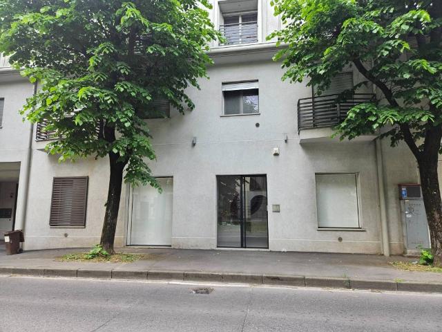 Locale Commerciale in affitto a Seregno, Lombardia