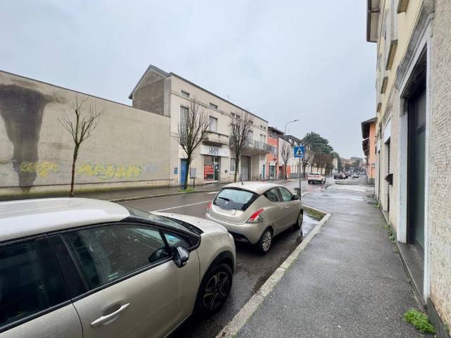 Locale Commerciale in affitto a San Rocco, Seregno