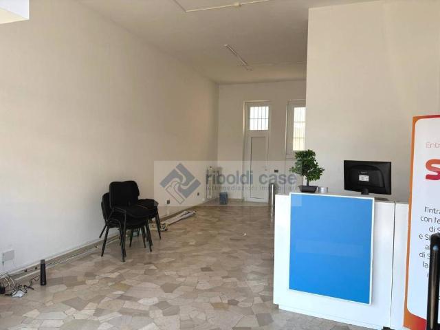 Locale Commerciale in affitto a Seregno, Lombardia