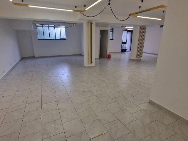 Locale Commerciale in affitto a Seregno, Lombardia