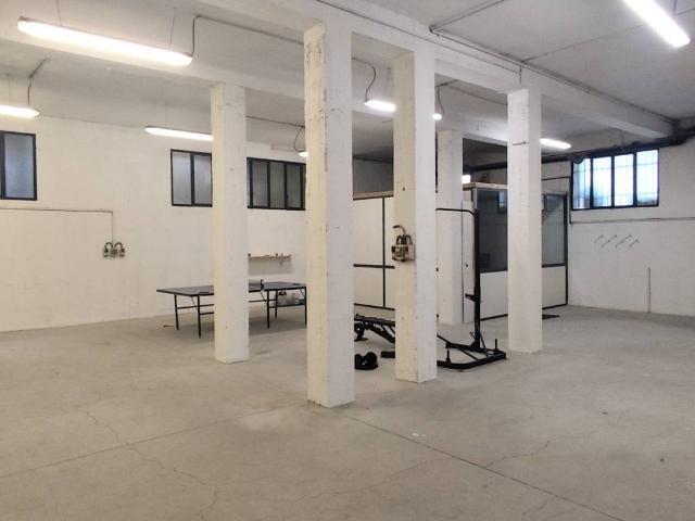 Locale Commerciale in affitto a Lazzaretto, Seregno