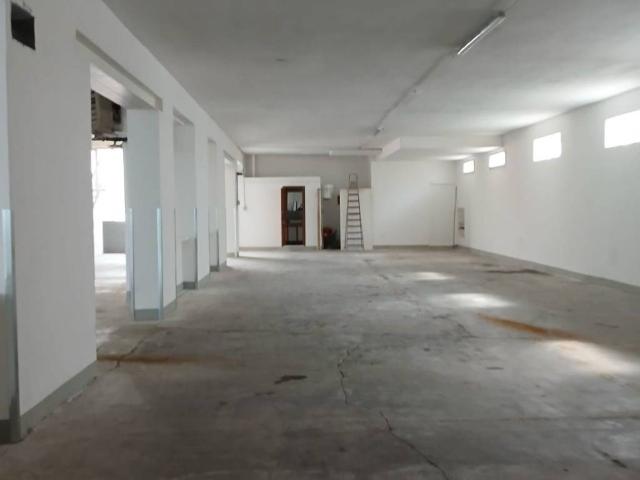 Locale Commerciale in affitto a Seregno, Lombardia