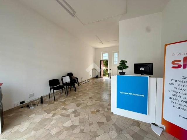 Locale Commerciale in affitto a Meda, Lombardia