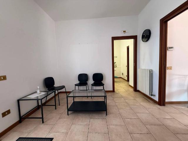 Locale Commerciale in affitto a Santa Valeria, Seregno