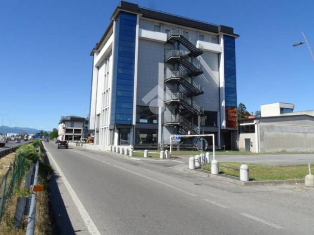 Locale Commerciale in affitto a San Salvatore, Seregno