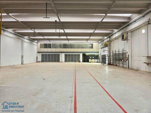 Locale Commerciale in affitto a Seregno, Lombardia