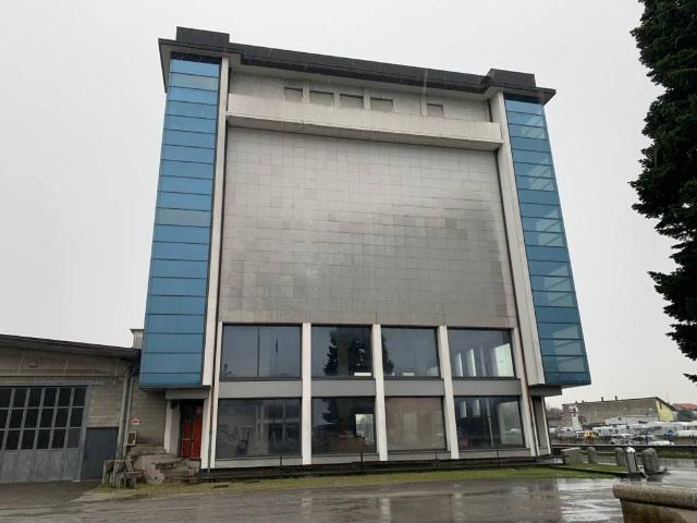 Locale Commerciale in affitto a Carate Brianza, Lombardia