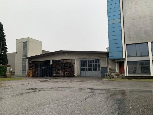 Locale Commerciale in affitto a Carate Brianza, Lombardia