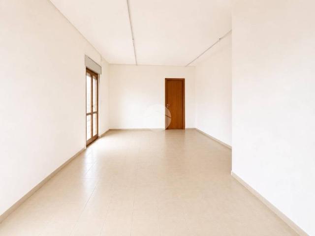 Locale Commerciale in affitto a Seriate, Lombardia