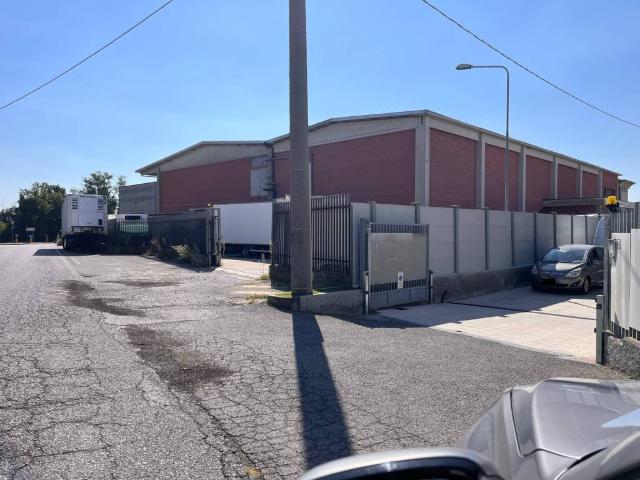 Locale Commerciale in affitto a Seriate, Lombardia