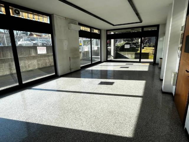 Locale Commerciale in vendita a Paderno, Seriate