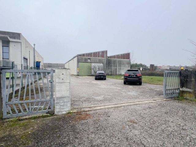 Locale Commerciale in affitto a Sesto Al Reghena, Friuli-Venezia Giulia