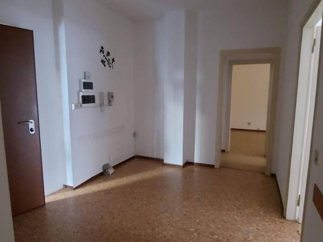 Locale Commerciale in affitto a Abbazia, Sesto Calende