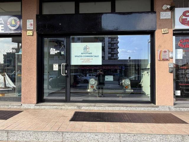 Locale Commerciale in affitto a Abbazia, Sesto Calende