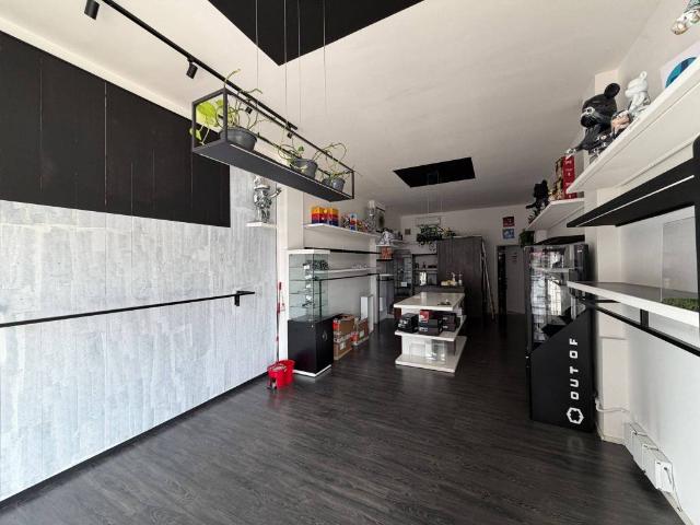 Locale Commerciale in affitto a Abbazia, Sesto Calende