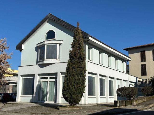 Locale Commerciale in affitto a Abbazia, Sesto Calende